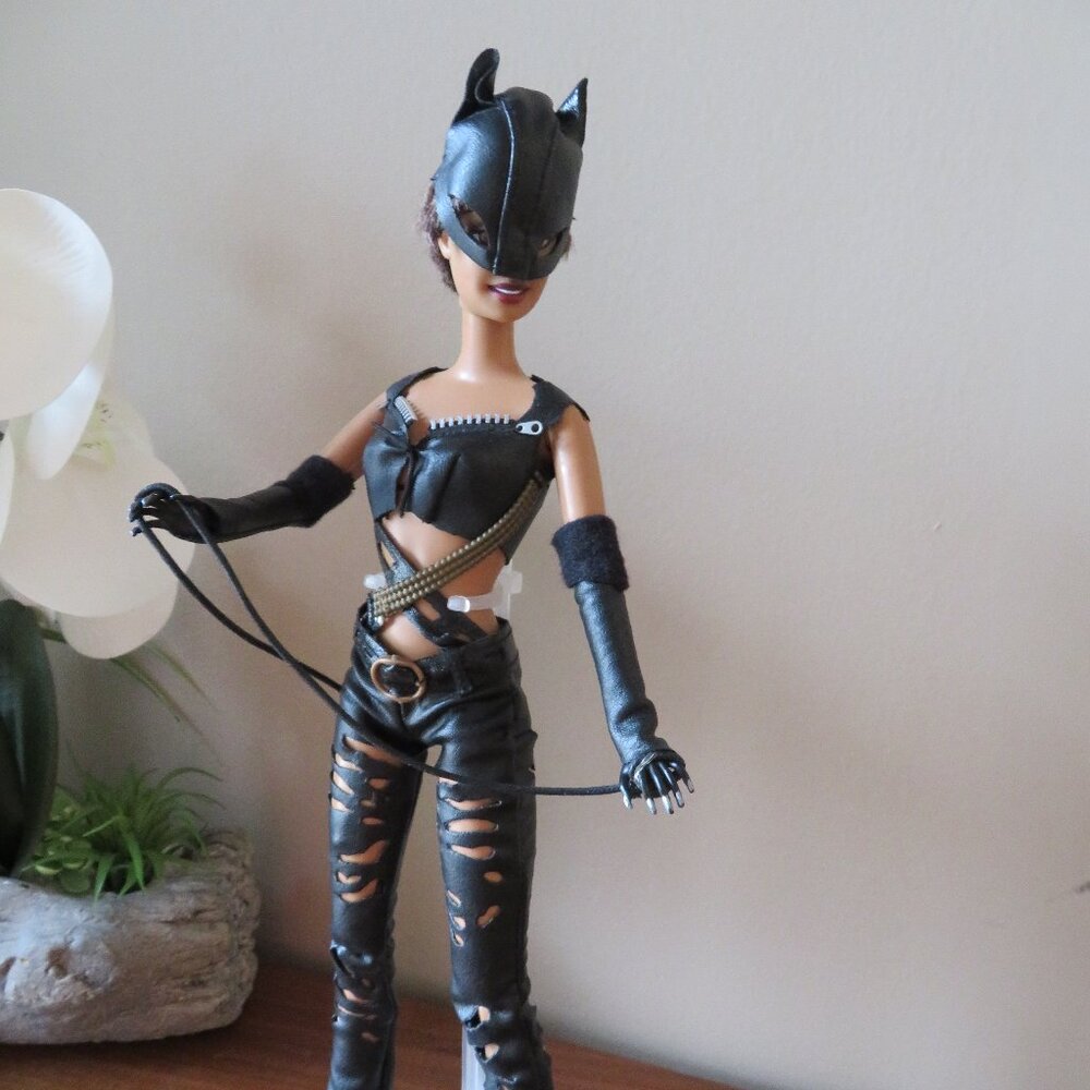 Barbie DC Comics Halle Berry Catwoman Fashion Doll
